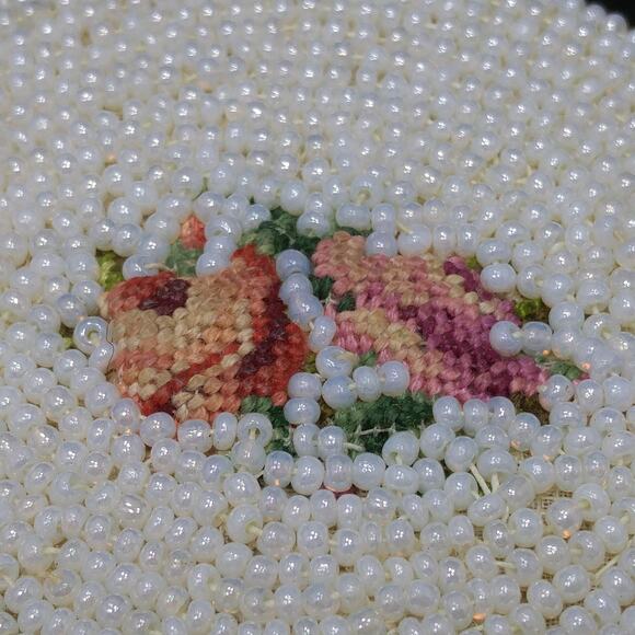 Vintage White Beaded Petit Point Compact, Schildkraut, Coty Powder, Vintage - Picture 4 of 10